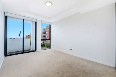 Spacious 2 Bedroom Apartment - Photo 3