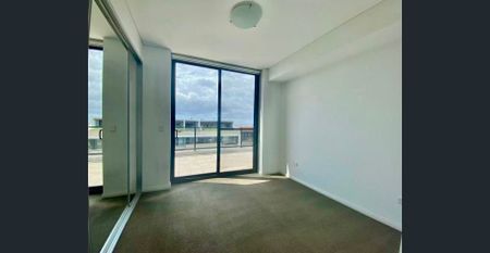 X Large Balcony TOP Floor Apartment - Photo 2