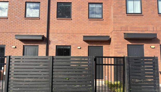 Cozy Two Bedroom Townhouse - Photo 1