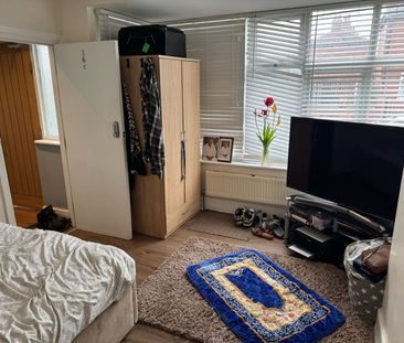 Room in a Shared House, Ings Road, LS9 - Photo 3