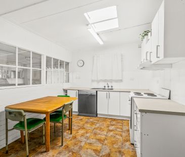Comfortable 3-Bedroom Home with Spacious Backyard - Photo 3