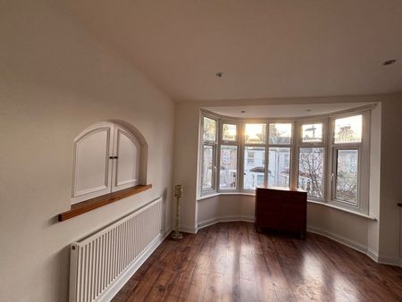 2 Bed Flat, Barking, IG11 - Photo 5