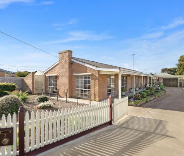 Perfectly Preserved, Three Bedroom, Two Bathroom Family Home - Photo 5