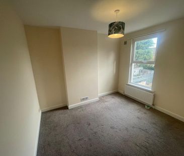 3 bedroom end of terrace house to rent - Photo 2