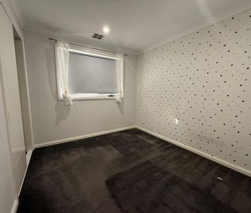 For Lease: Ex-DisplayStunning Family Home at 33 Shortridge Drive, L... - Photo 4