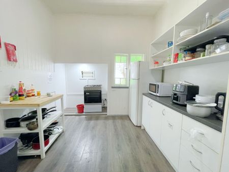 Furnished Room in Prime Red Hill Location - Photo 3