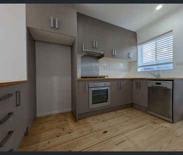 Charming, Renovated and Homely. - Photo 4