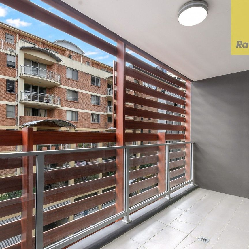 MODERN ONE BEDROOM IN SUPERB PARRAMATTA CBD LOCATION - Photo 1