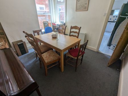 4 Bed Semi-Detached House, Palmer Park Avenue, RG6 - Photo 2