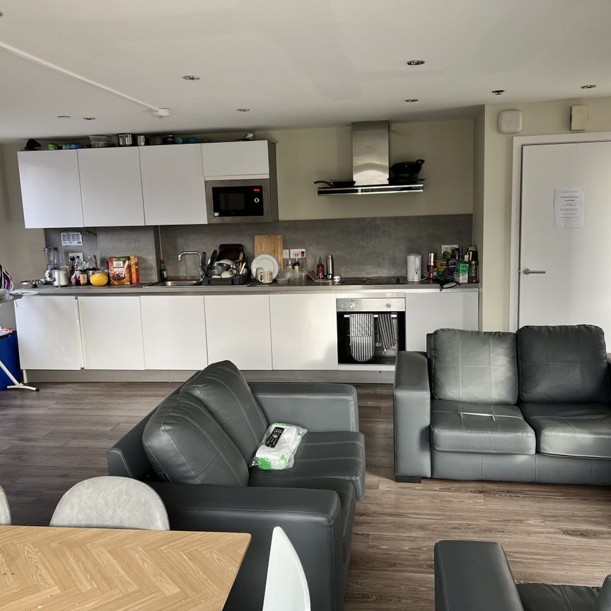 5 bedroom house to rent Sudbury Street, S3 - Photo 1