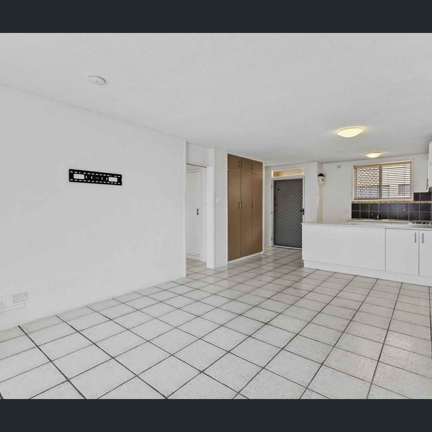 One Bedroom Unit - Just 80m to the Beach! - Photo 1