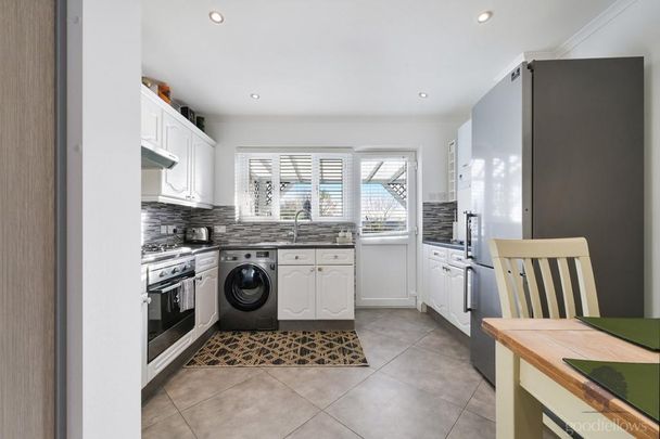 2 bedroom end of terrace house to rent - Photo 1