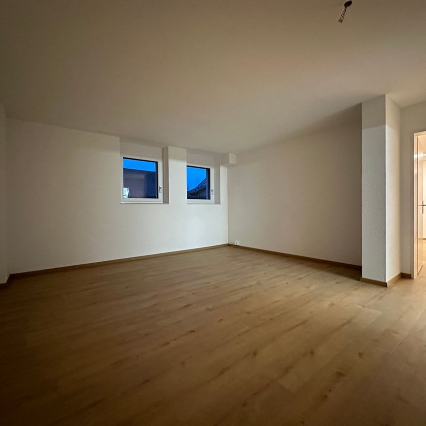 "grosse, moderne 2.5-Zimmer-Wohnung mit Lift und eigenem Waschturm" - Photo 1