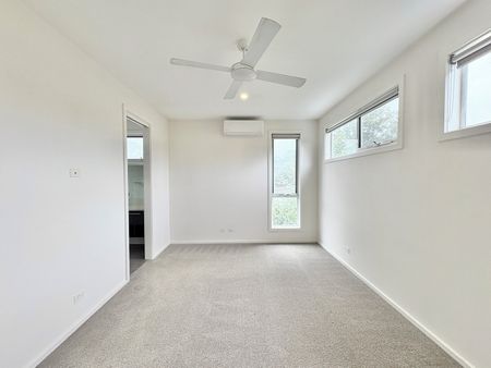 Stunning townhouse in a Prime Location! - Photo 4