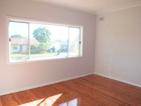 Neat And Tidy 3 Bedroom Home With A Sunroom!! - Photo 4