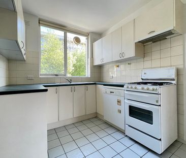 Two bedroom beauty. - Photo 2