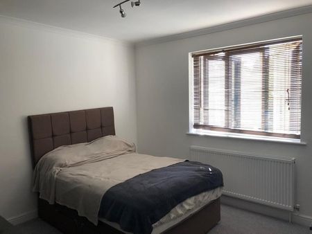 3 Bed Flat, Park Court, N11 - Photo 3