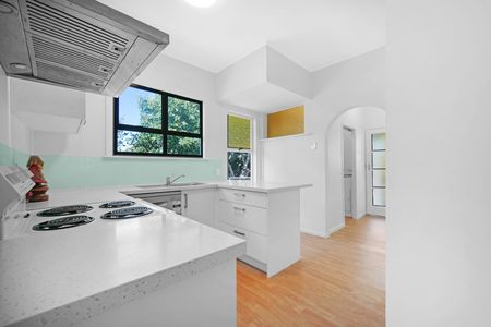 Prime Location Living – Recently Renovated & Ready Now! - Photo 5
