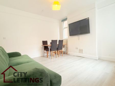 5 Bedroom Semi-Detached House - Photo 2