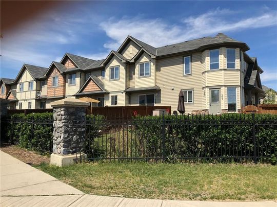 Beautiful 2 ensuited bdrms townhome for rent in Airdrie - Photo 1