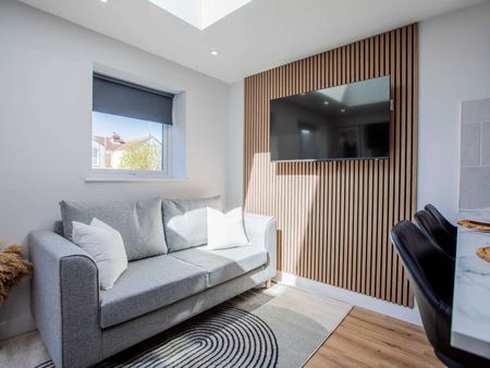 Double Ensuite Room in Luxury Modern HMO in Gladys Avenue, North End Portsmouth. Room 2 - Photo 3