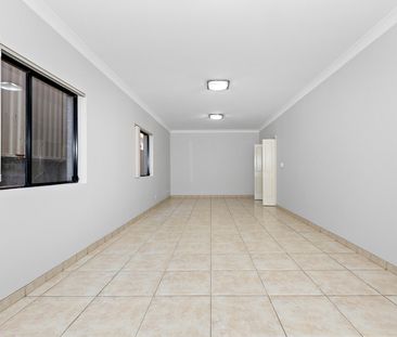 Large 2 Bedroom Half House - Photo 6