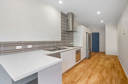 Stylish top-floor unit - Photo 4