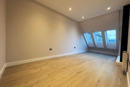 Wells Court, Woking, Surrey, GU21 - Photo 2