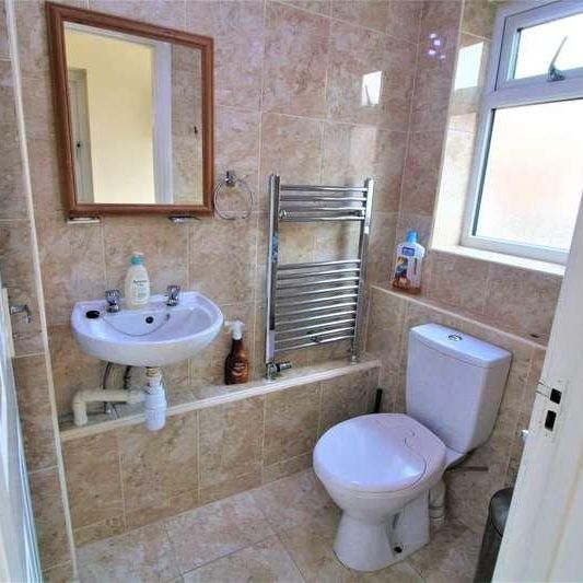 Linton Gardens, Beckton, E6 - Photo 1