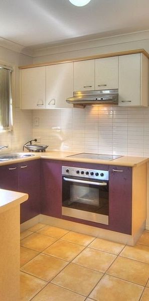 PARKINSON 3 BEDROOM TOWNHOUSE - 2 MINITS TO PUBLIC TRANSPORT - Photo 1