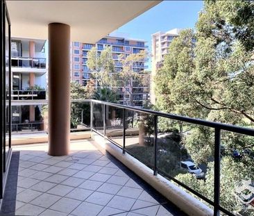 well maintained apartment with floor boards - Photo 3