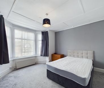 4 bedroom semi-detached house to rent - Photo 5