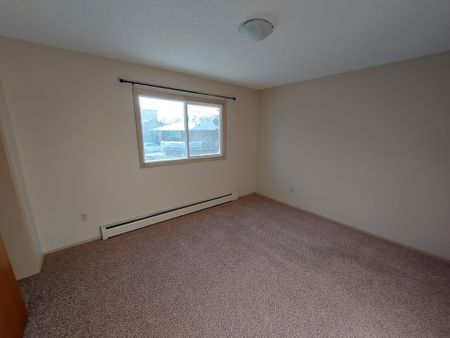 Beautiful Second Floor Unit! - Photo 4