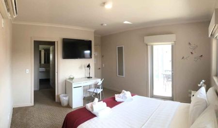 Room 6 (Ensuite) - Photo 4