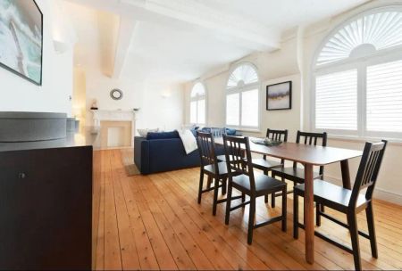 3 bedroom flat in Charing Cross - Photo 2