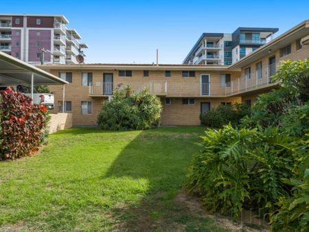 Renovated 2 Bedroom Apartment - Photo 4