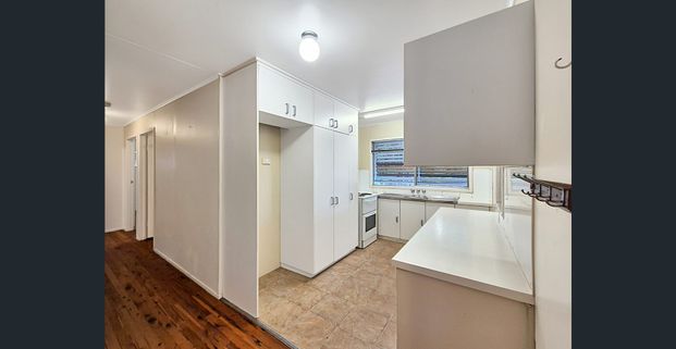 Located in a quiet cul-de-sac, family friendly area with convenient access to schools and shops. - Photo 1