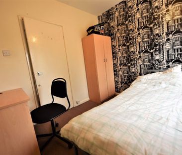 4 bedroom House in St Annes Road, Leeds - Photo 2