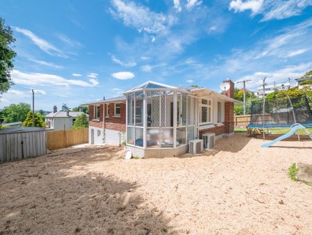 Sunny and Spacious three-bedroom brick - Photo 4