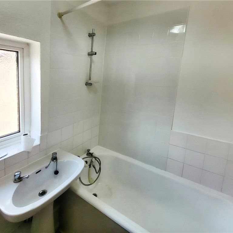 Harvest Road, Englefield Green, Egham, Surrey, TW20 0QS - Photo 1