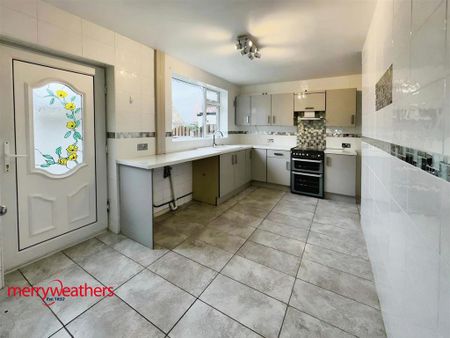 3 bedroom end of terrace house to rent - Photo 4