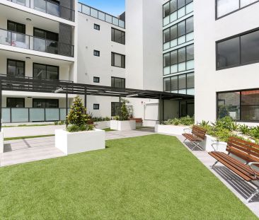 Modern villa-style apartment with lush garden views - Photo 4