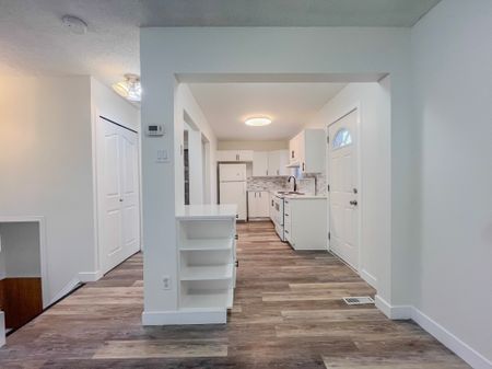 3 Bed Minchau Home With Large Deck & Double Garage - Photo 4