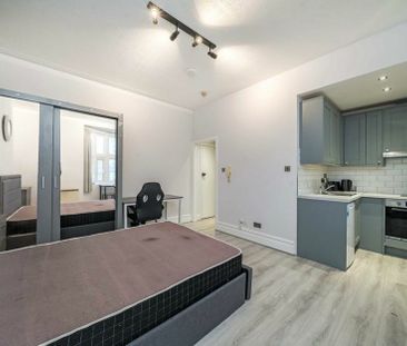 High Street - Photo 2