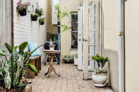 Classic inner city terrace with every convenience at your doorstep - Photo 2