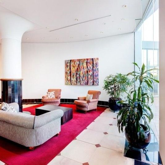 Renovated 1 Bed | 1 Bath | 1 Car | City Views | Admiralty Towers 1 - Photo 1