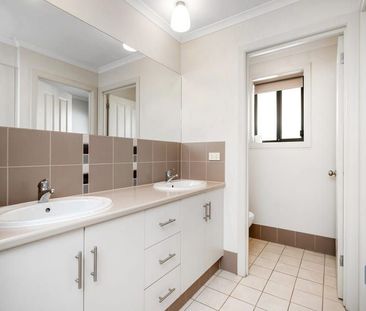 Modern low maintenance family home - Photo 3