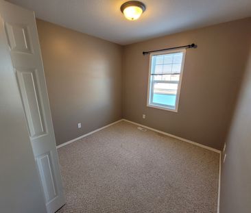 3 Beds & 1.5 Baths Townhouse Style Property In Lakewood Area - Photo 2