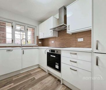 Robin Hood Close, Farnborough, Hampshire, GU14 - Photo 6