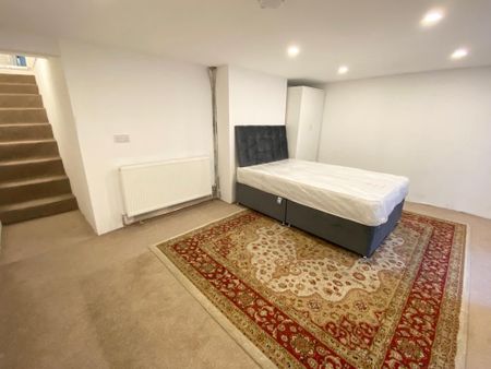 1 bedroom in a house share to rent - Photo 4